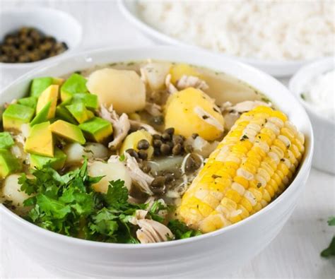  Ajiaco: Savory Broth Meets Hearty Potato Chunks for an Unforgettable Colombian Feast!