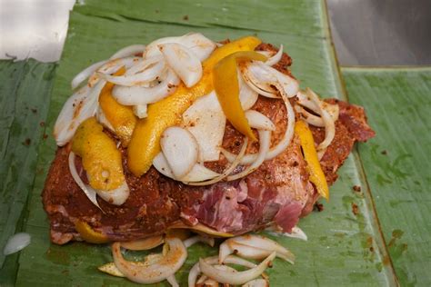  Cochinita Pibil: A Symphony of Smoky Delights Wrapped in Banana Leaves, Unlocking the Essence of Yucatan Cuisine