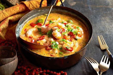  Moqueca de Camarão: A Flavorful Journey Combining Tropical Spices and Creamy Coconut Milk!