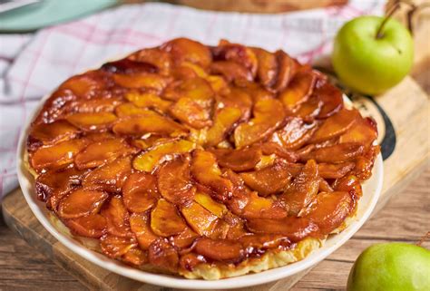  Tarte Tatin: อร่อยชวนน้ำลายไหล! ผสานความกรอบของแป้งพายกับความหวานฉ่ำของแอปเปิ้ล