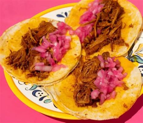  Cochinita Pibil: สัมผัสความหอมนุ่มละลายในปากของหมูอบแบบดั้งเดิมที่ซ่อนอยู่ในเมือง Zacatecas!