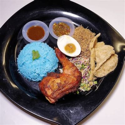  Nasi Kerabu: สัมผัสความหอมรัญจวนของสมุนไพรและความเผ็ดร้อนที่กระตุ้นต่อมรับรส!